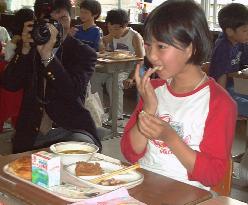 Schoolchildren in Tottori sample Ecuadorian cuisine